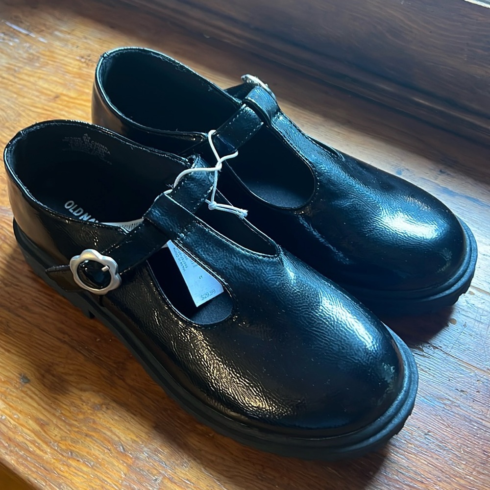 Old Navy black Mary Jane shoes size 4Y.